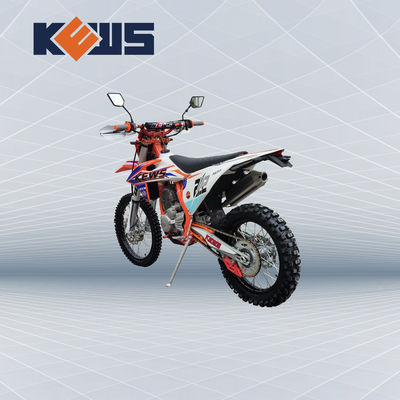 Ποδήλατο K20 ρύπου Cb-F250 Kews στο δρόμο από την οδική μοτοσικλέτα με το πλήρες σύνολο