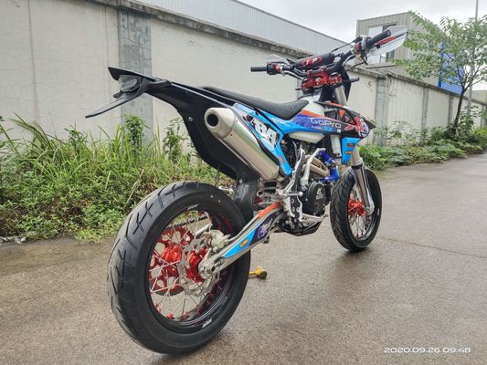 Τέσσερα έξοχα Motard κτυπήματος δροσισμένα νερό ποδήλατα Supermoto μοτοσικλετών μηχανών NC450